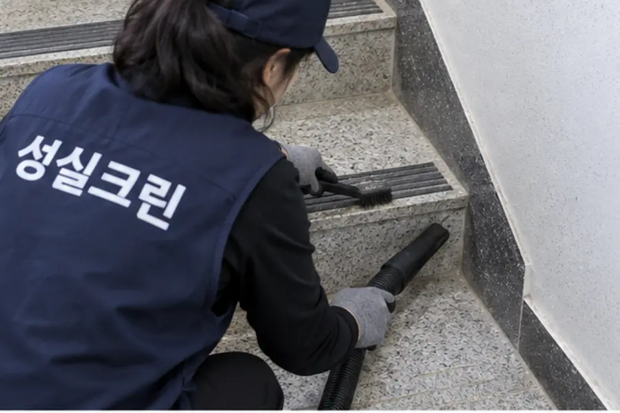 광주 계단청소 논슬립·모서리 작업 장면